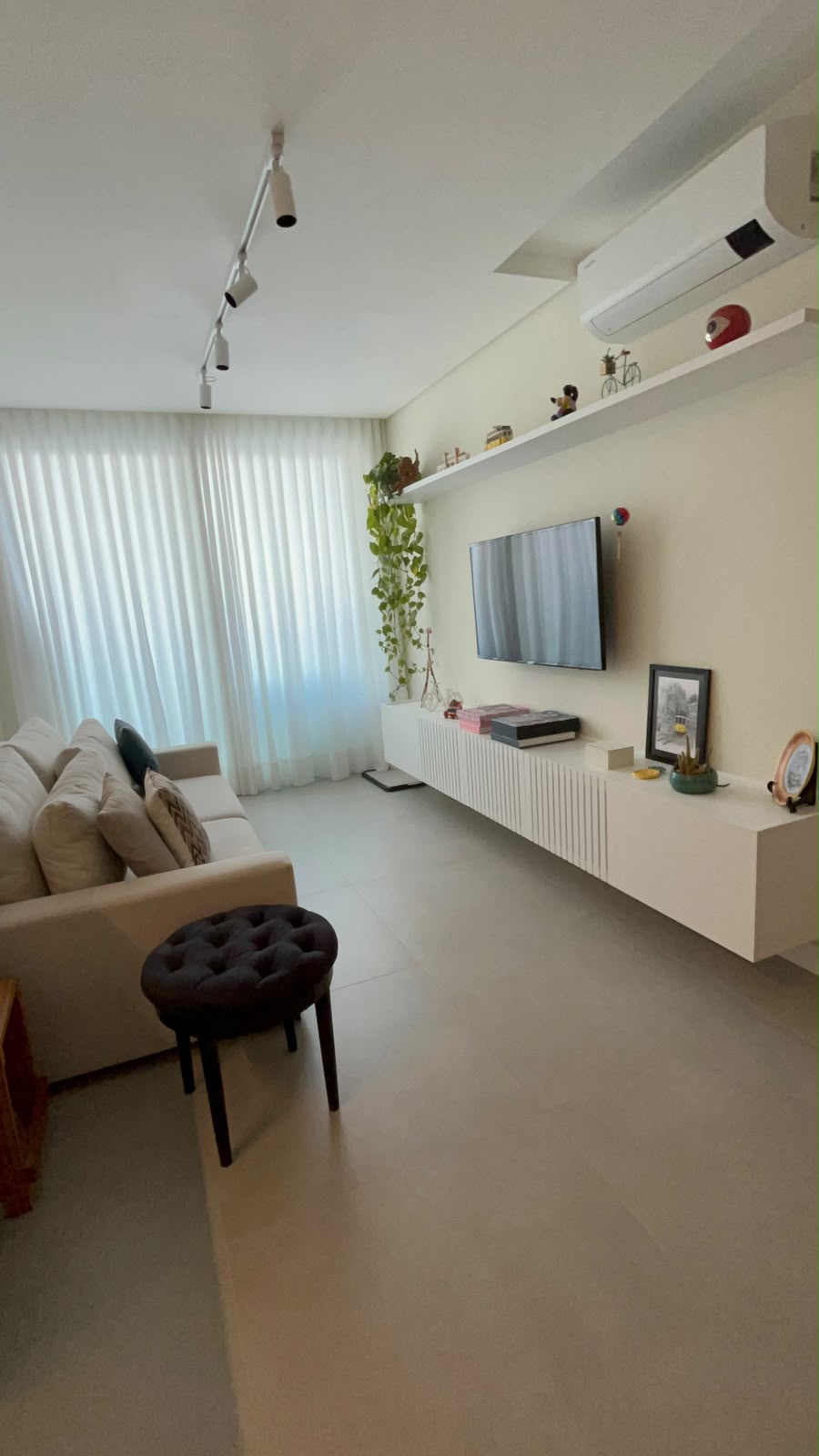 Sala limpa e acolhedora